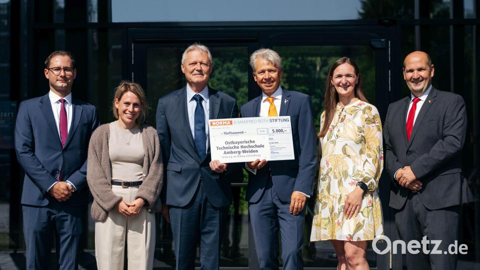 Die Manfred-Roth-Stiftung des Norma-Gründers übergibt auch dieses Jahr einen Spende zur Förderung des dualen Studiums an die OTH Amberg-Weiden (v.L.): Peter Bock (Verkaufsleiter bei Norma), Marina Retzer-Reil (OTH Amberg-Weiden), Anton Gleixner (Niederlassungsleiter Norma Regenstauf), Hochschulpräsident Prof. Dr. Clemens Bulitta, Anja Wurdack (OTH Amberg-Weiden) und Lars Sikkes (Bereichsleitung für Aus- und Fortbildung bei Norma). Bild: Jolanda Selting/ OTH Amberg-Weiden