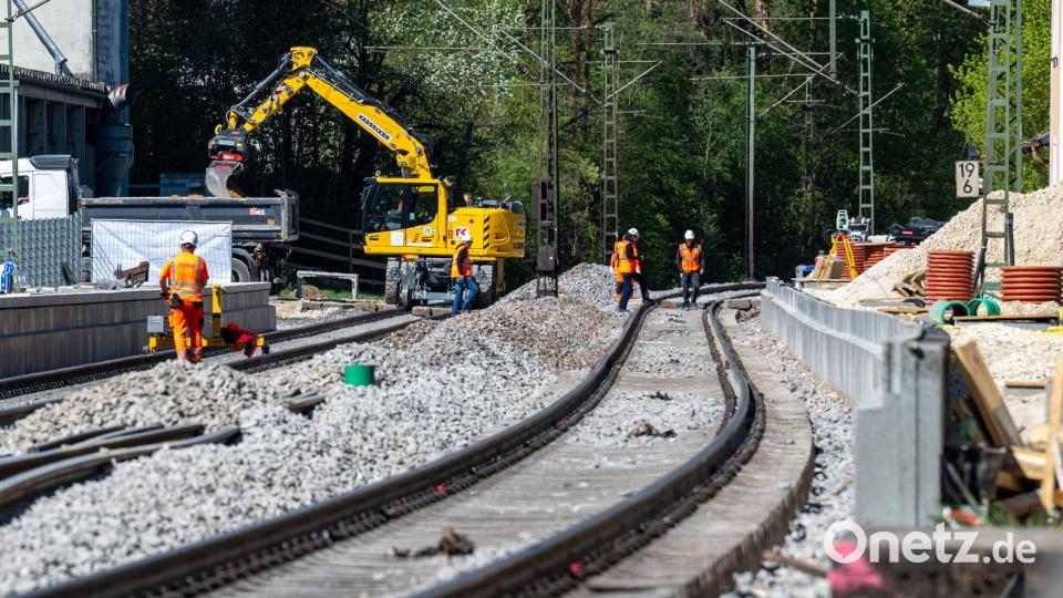 Auf der wichtigen Verkehrsachse Nürnberg-Regensburg hatte die Bahn in den vergangenen Monaten rund 80 Kilometer neue Gleise verlegt, rund 90 Kilometern Oberleitungen erneuert und 20 Bahnhöfe saniert. (Archivbild) Bild: Armin Weigel/dpa