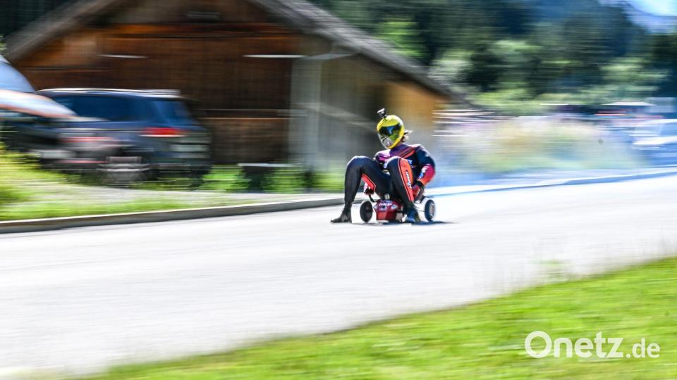 Und vorbei war er: Marcel Paul aus Hessen hat mit einem umgebauten Bobby-Car einen Geschwindigkeitsrekord aufgestellt. Bild: Jason Tschepljakow/dpa
