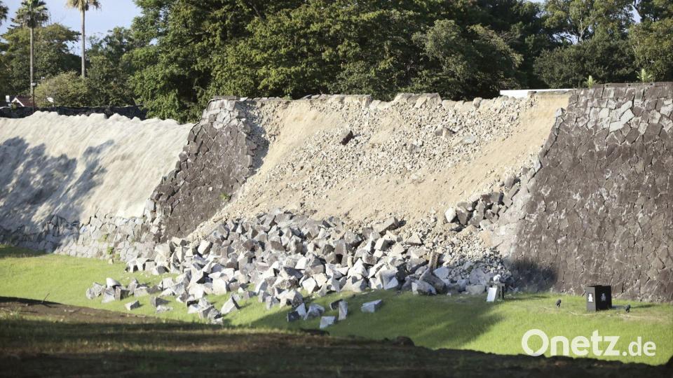 Auch die Steinmauer der berühmten Burg von Kumamoto wurde beschädigt. Bild: kyodo/dpa
