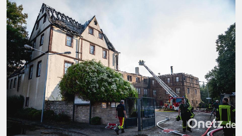 Hotelgäste und Personal mussten aufgrund des Feuers evakuiert werden. Bild: Jacob Schröter/dpa
