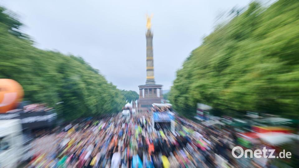 Tausende Menschen tanzen trotz Regen zur Musik der Technoparade „Rave The Planet“. (Archivbild) Bild: Annette Riedl/dpa