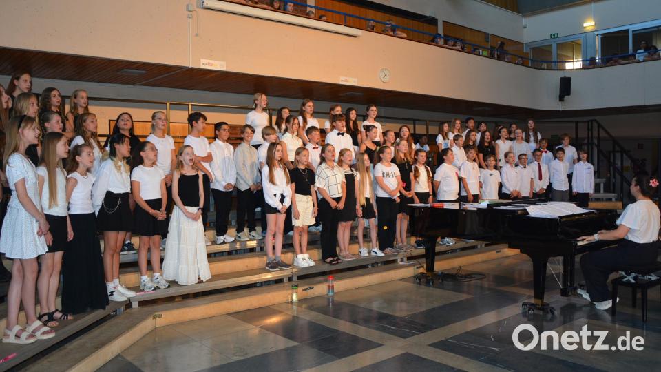 Der Unterstufenchor beeindruckte unter der Leitung von Lisa Hittinger. Bild: Josef Rosner