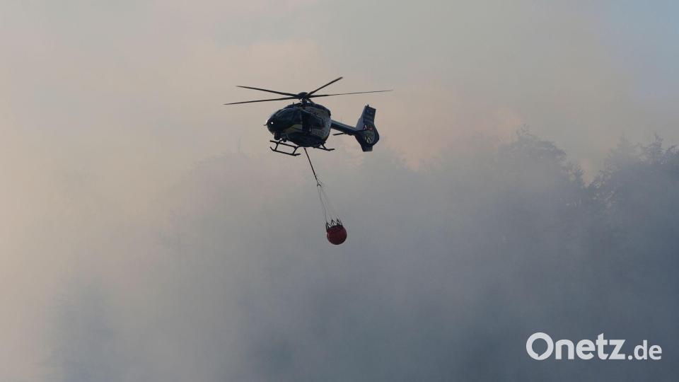 Drei Hubschrauber sind im Einsatz. Bild: Uwe Lein/dpa