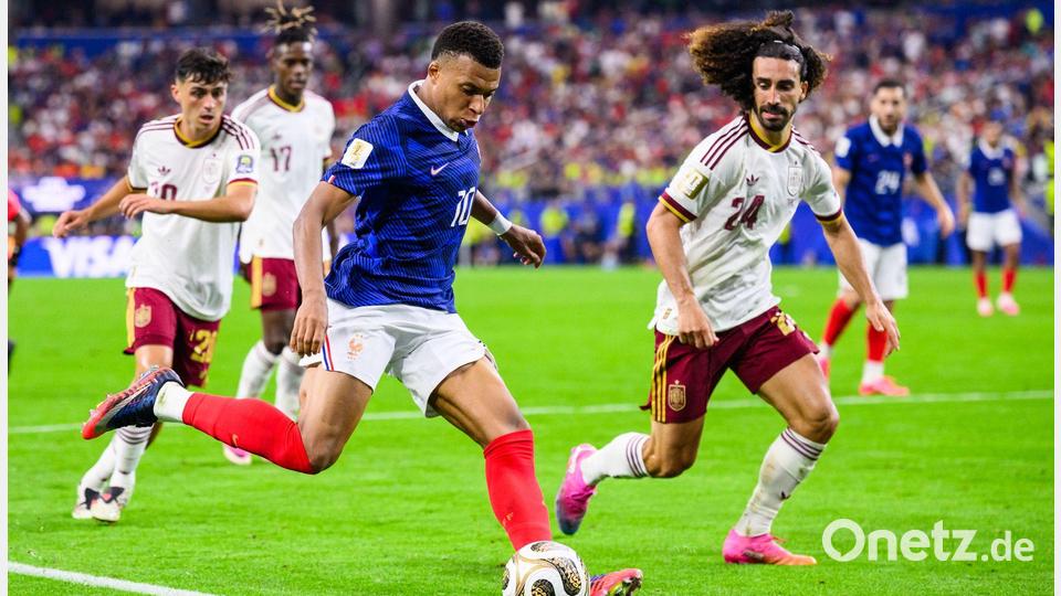 Bei einem Boykott müsste die WM ohne Frankreichs Mbappé (l) und Spaniens Weltmeister Cucurella steigen. (Archivbild) Bild: Tom Weller/dpa