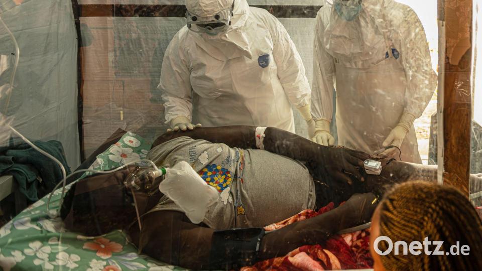 Helfer berichten, dass viele erst mit kritischen Symptomen in die Behandlungszentren kämen. Bild: Moses Sawasawa/AP/dpa