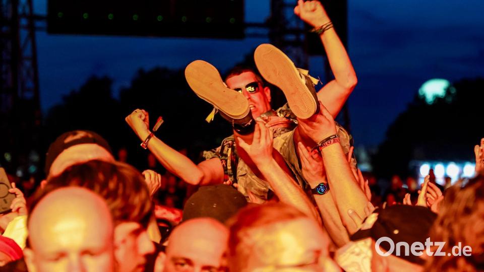 Festivalbesucher feiern während des Auftritts der Band Hämatom beim Wacken Open Air. Bild: Frank Molter/dpa