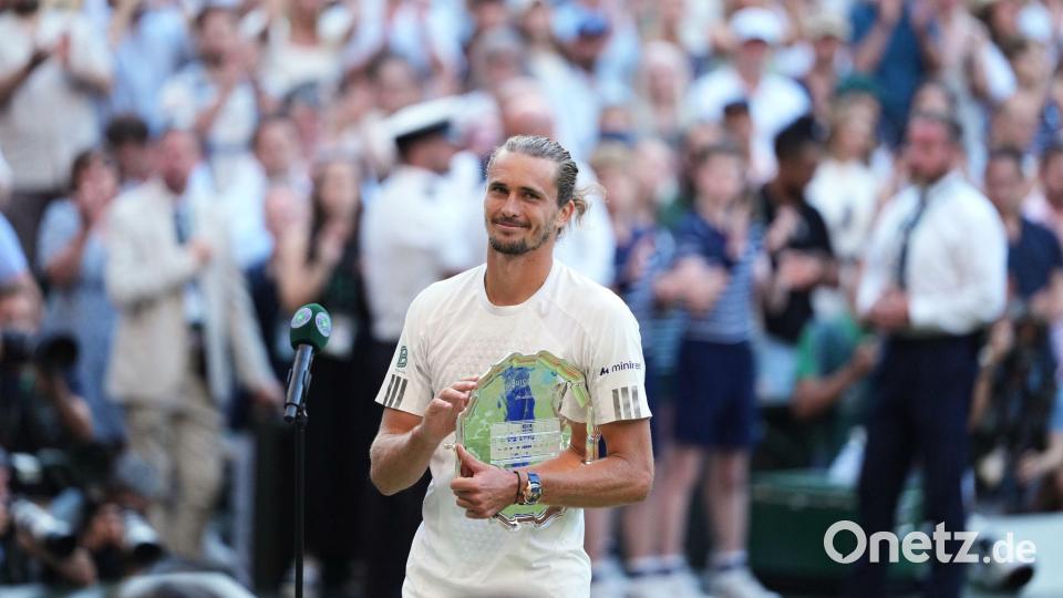 Alexander Zverev hält nach dem Wimbledon-Finale seine Trophäe für den zweiten Platz in den Händen. Bild: Kirsty Wigglesworth/AP/dpa