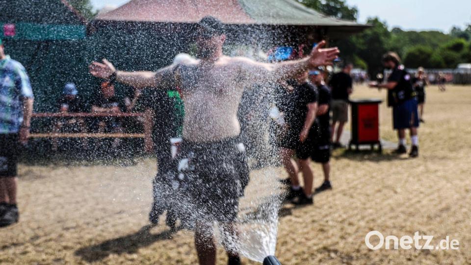 Abkühlung auf dem Festivalgelände. Bild: Frank Molter/dpa