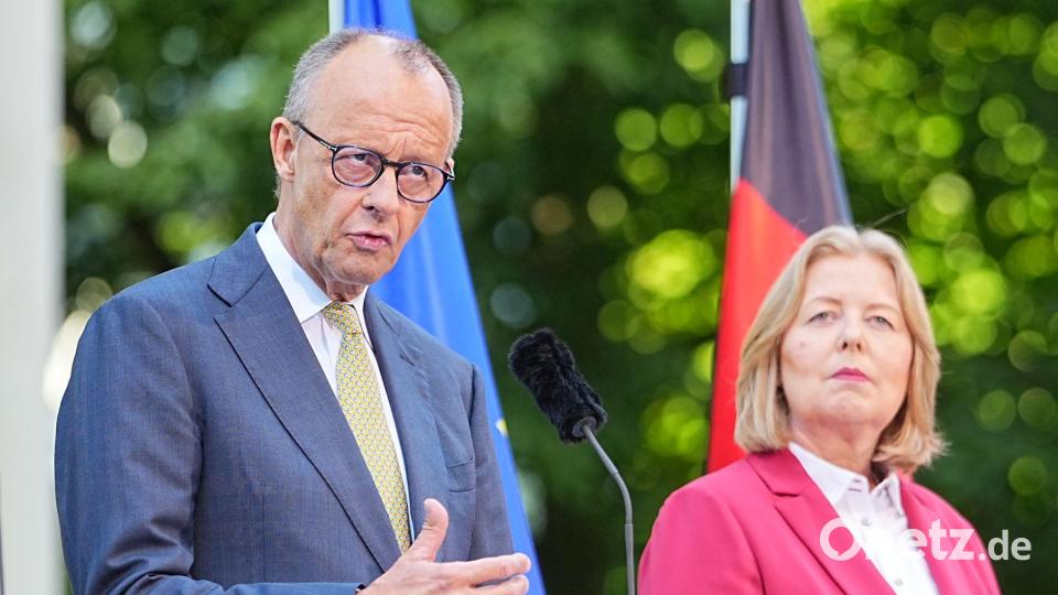 Kanzler Merz und Arbeitsministerin Bas wollen das Rentenreformpaket zügig umsetzen. (Archivbild) Bild: Michael Kappeler/dpa