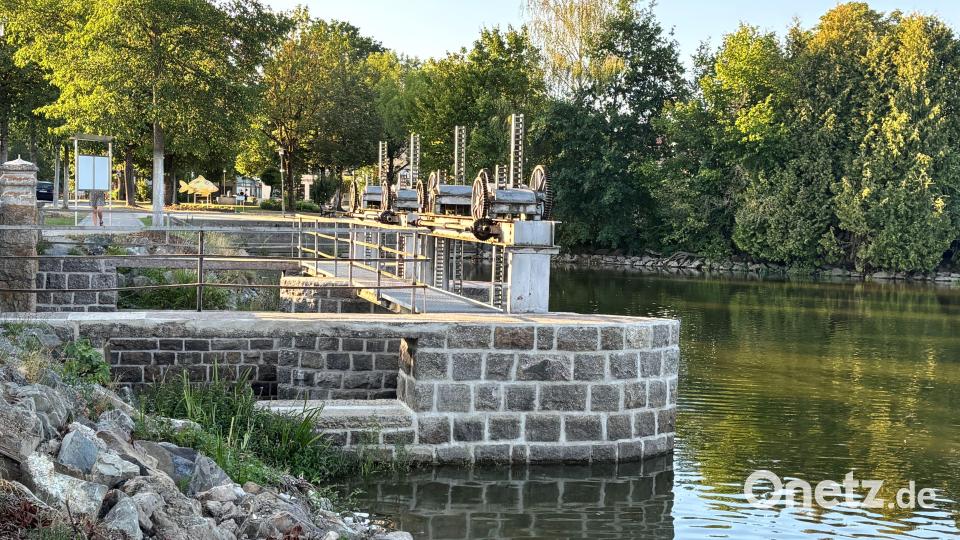 Und noch ein historisches Schmuckstück; Im Zuge der Maßnahme ist die Wehranlage des Stadtweihers auf Vordermann gebracht worden. Bild: stg