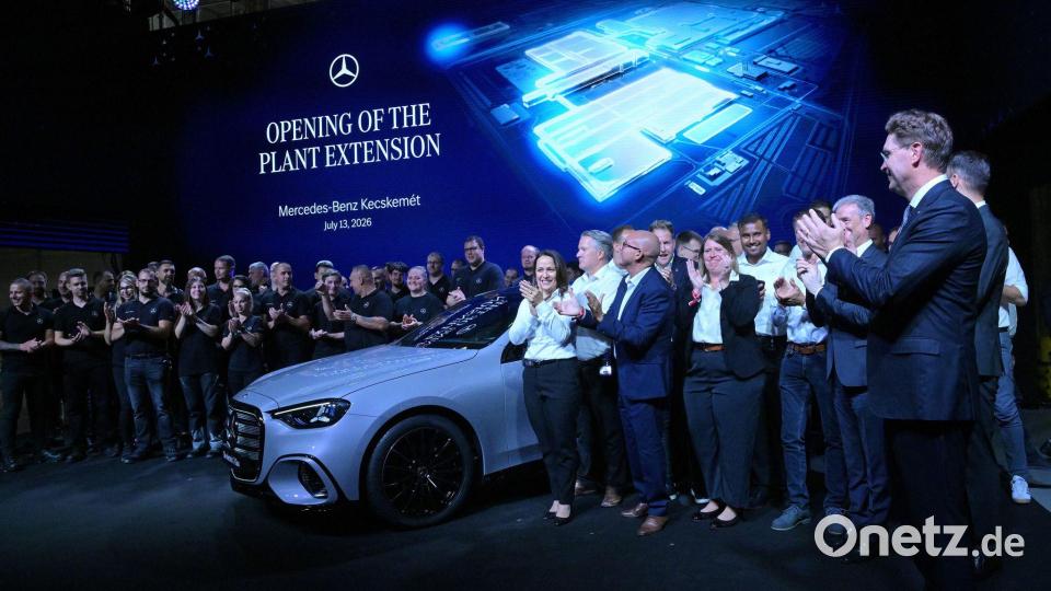 Kecskemét (Ungarn): Mehr Werk, neues E‑Modell – Mercedes-Benz eröffnet Erweiterung und zeigt elektrische C‑Klasse Bild: Zsolt Szigetvary/MTI via AP/dpa