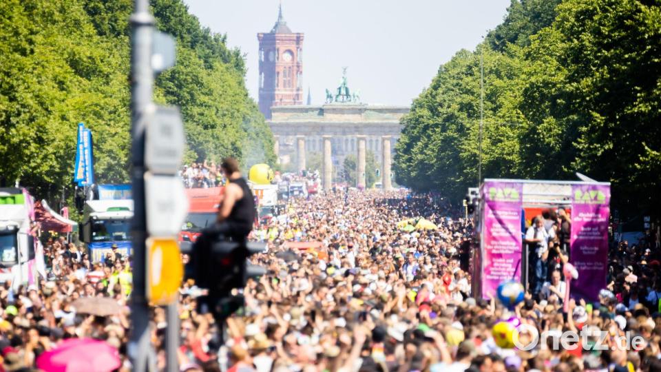 Menschen feiern bei der Technoparade „Rave the Planet“ auf der Straße des 17. Juni vor dem Brandenburger Tor. (Archivbild) Bild: Christoph Soeder/dpa