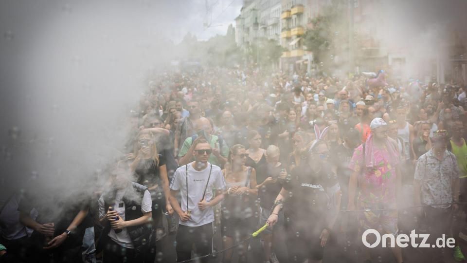 Im vergangenen Jahr zogen rund 10.000 Teilnehmerinnen und Teilnehmer durch die Berliner Innenstadt. (Archivbild) Bild: Christoph Soeder/dpa