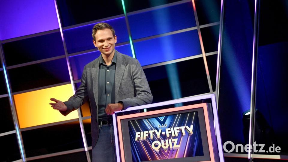 Ab jetzt wird gequizzt: Fabian Köster bekommt eine neue Wissens-Spielshow. Er moderiert „Das Fifty-Fifty-Quiz“. Bild: Daniel Bockwoldt/dpa