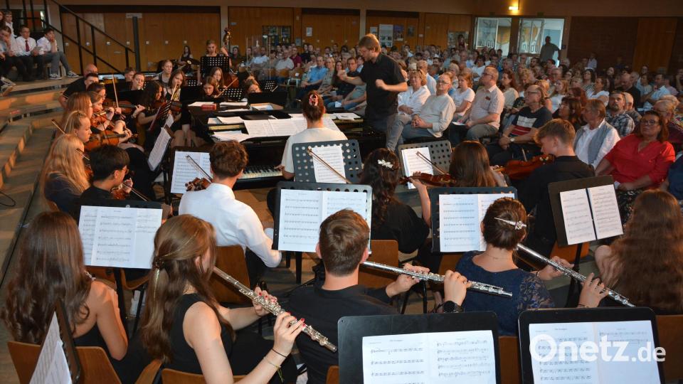 Das Orchester des Otto-Hahn-Gymnasiums zeigte sein Talent unter Leitung von Stefan Daubner. Bild: Josef Rosner