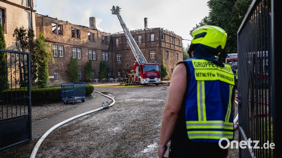 Die Feuerwehr ist mit 124 Kräften von 12 Feuerwehren im Einsatz. Bild: Jacob Schröter/dpa