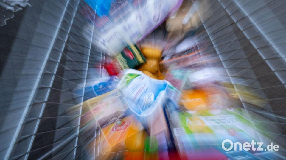Die Lebensmittelpreise könnten in den nächsten Monaten anziehen, wenn Erzeuger höhere Energiepreise auf die Preise aufschlagen. (Symbolbild) Bild: Jens Büttner/dpa