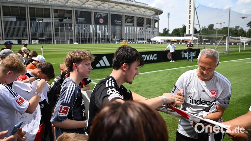 Frankfurt am Main: Hütter zum Anfassen – Autogramme beim ersten Eintracht-Training Bild: Florian Wiegand/dpa