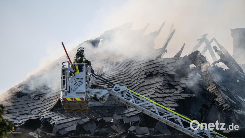 Der Dachstuhl geriet durch das Feuer in Vollbrand. Bild: Jacob Schröter/dpa