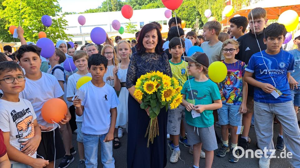 Mit Sonnenblumen und bunten Luftballonen verabschieden die Kinder ihre langjährige Rektorin Maria Karg-Pirzer in den Ruhestand. Bild: Rudolf Hirsch