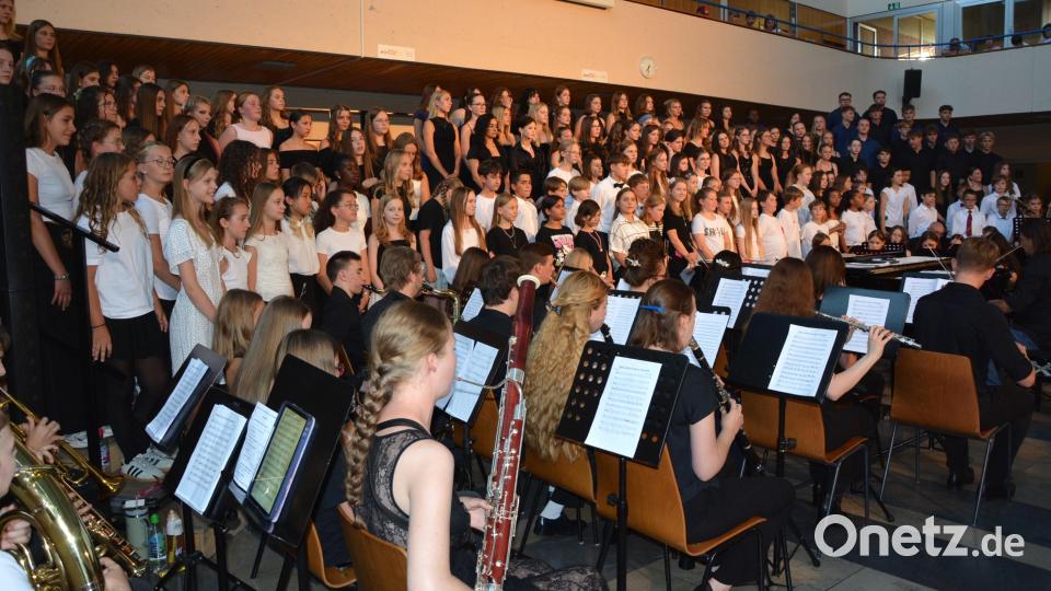 Erstmals zogen alle teilnehmende Schülerinnen und Schüler zu Beginn des Konzerts in die Aula des Otto-Hahn-Gymnasiums ein. Gemeinsam eröffneten sie das Sommerkonzert. Bild: Josef Rosner