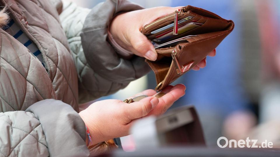 Je höher die Teuerungsrate, umso geringer die Kaufkraft der Menschen: Sie können sich für einen Euro dann weniger leisten. (Symbolbild) Bild: Sebastian Kahnert/dpa