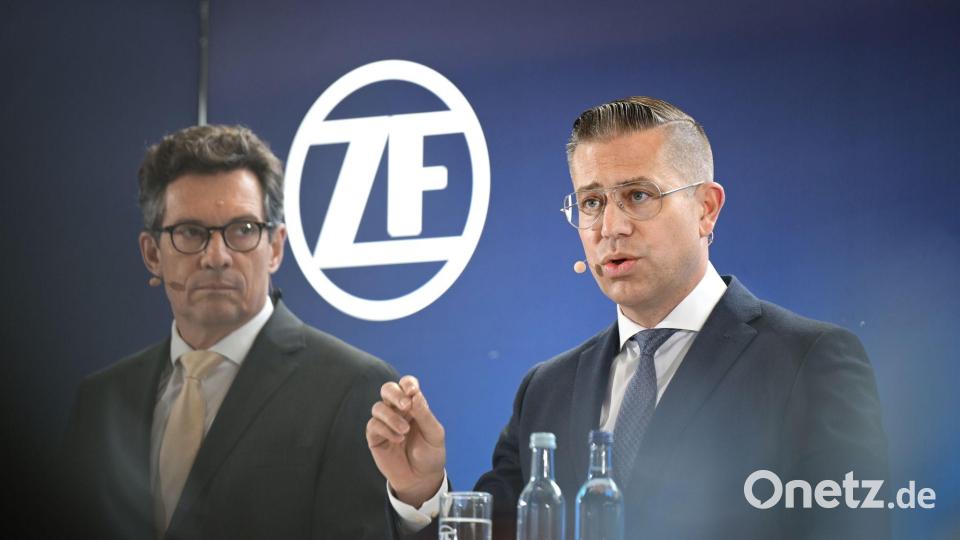 Mathias Miedreich (rechts) steuert ZF durch die Krise. Neben ihm: Finanzchef Michael Frick. (Archivbild) Bild: Felix Kästle/dpa