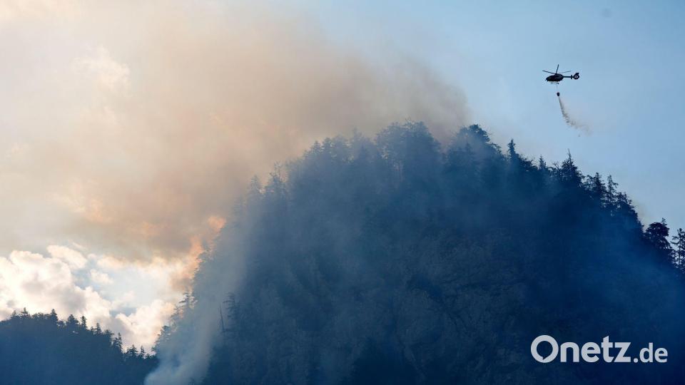 Die Feuerwehr versucht den Brand auch mit Löschhubschraubern zu bekämpfen. Bild: Uwe Lein/dpa