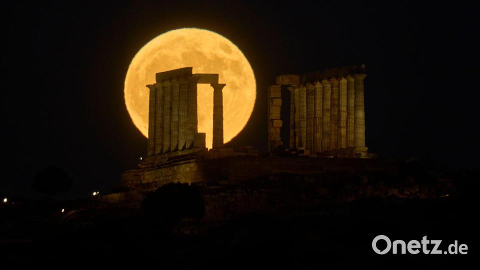 Der Vollmond steht hinter dem antiken Poseidon-Tempel am Kap Sounion in Griechenland. Bild: Petros Giannakouris/AP/dpa