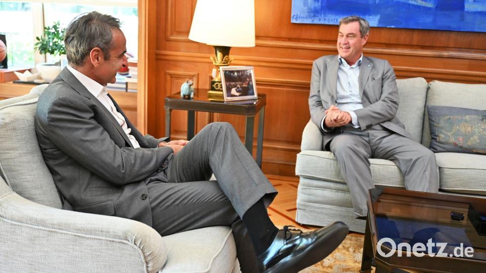 In Athen wird Söder von Ministerpräsident Mitsotakis empfangen - beide kennen sich seit vielen Jahren. Bild: Marco Hadem/dpa