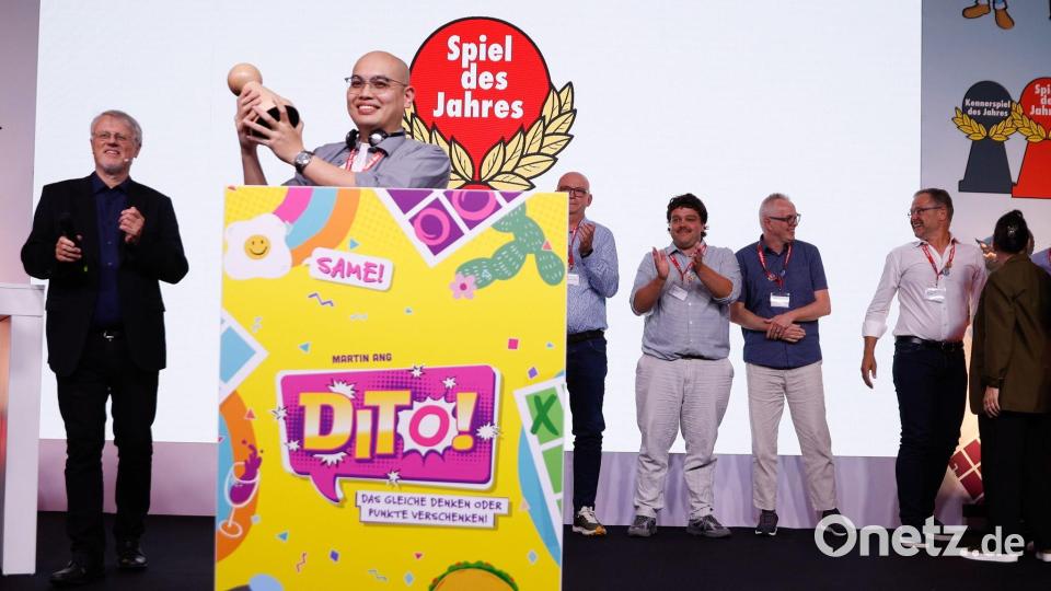 Martin Ang, Gewinner des „Spiel des Jahres 2026“ mit dem Spiel „Dito“, jubelt während der Verleihung im nhow Hotel Berlin. Bild: Carsten Koall/dpa