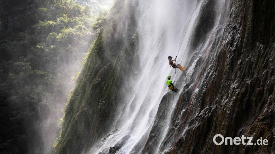 Abseilen am Wasserfall Bild: Yang Wenbin/XinHua/dpa