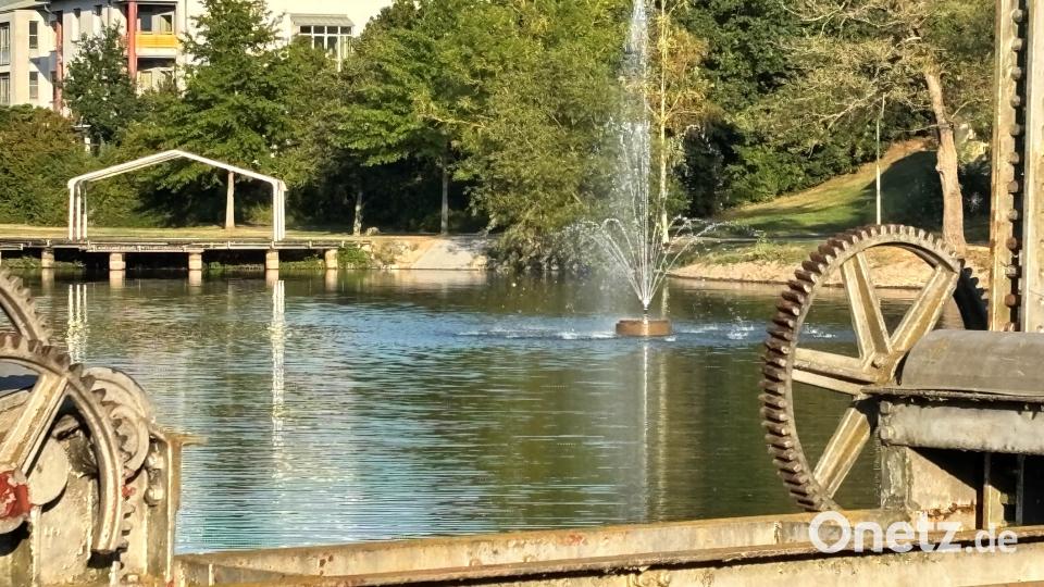 Die Stadt hat auch den Sprühkopf der Fontäne erneuern lassen. Ebenso ist neben der Seebühne (hinten) eine Art Rampe angelegt worden, über die Boote zu Wartungszwecken ins Wasser gesetzt werden können. Bild: stg