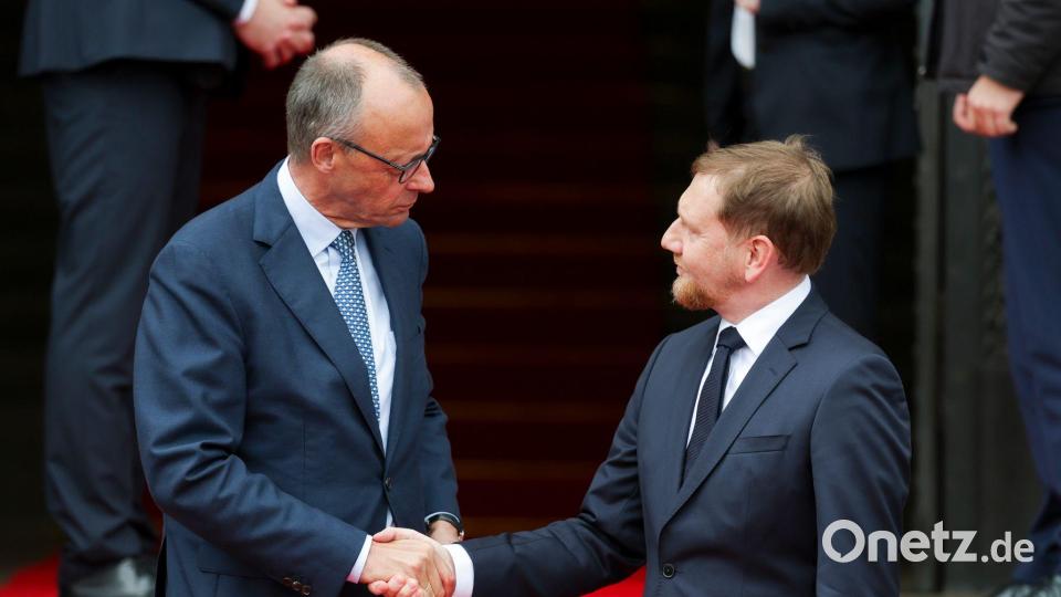 Sachsens Ministerpräsident Michael Kretschmer - hier beim Antrittsbesuch des Kanzlers vergangenes Jahr - fährt bei der Rente Friedrich Merz in die Parade. (Archivfoto) Bild: Jan Woitas/dpa
