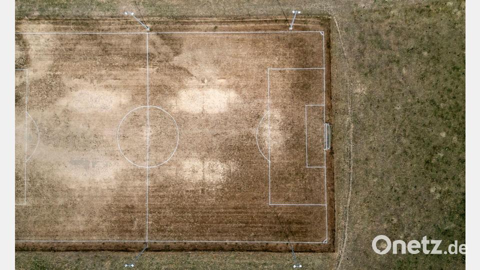 Vertrockneter Rasen auf einem Fußballplatz inn der Schweiz. Bild: Jean-Christophe Bott/KEYSTONE/dpa