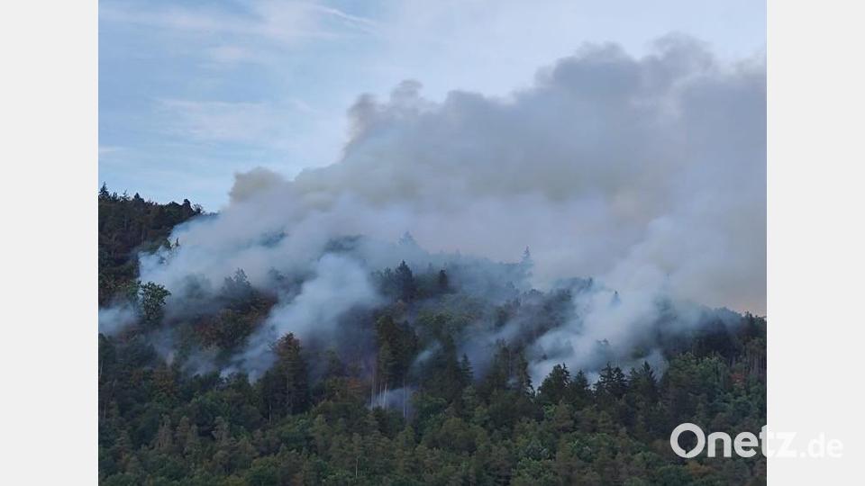 Dicke Rauchschwaden ziehen über die Südseite des Johannisbergs. Bei Freudenberg ist am Freitagabend ein Waldbrand ausgebrochen. Bild: Barbara Gerl