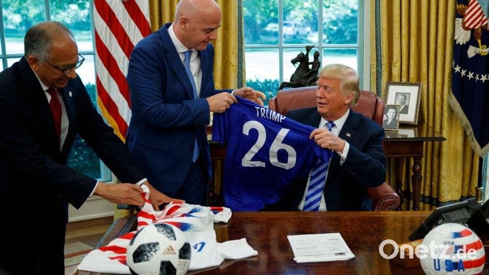 Carlos Cordeiro (l) war nah dran an Infantino und Donald Trump. (Archivbild) Bild: Evan Vucci/AP/dpa