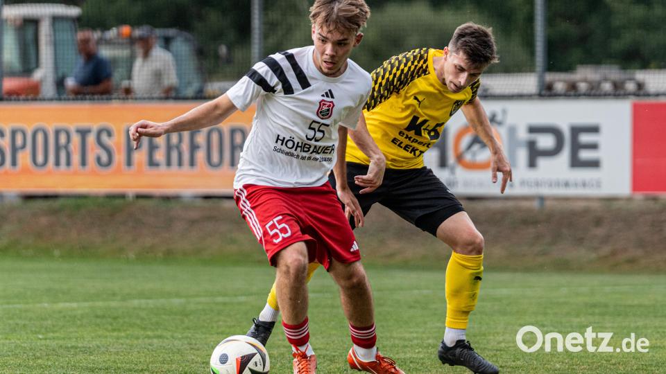 Paul Fenzl (weiß) am Ball, Fabian Geitner (gelb) setzt ihn bereits von hinten unter Druck. Bild: Hannah Dirscherl