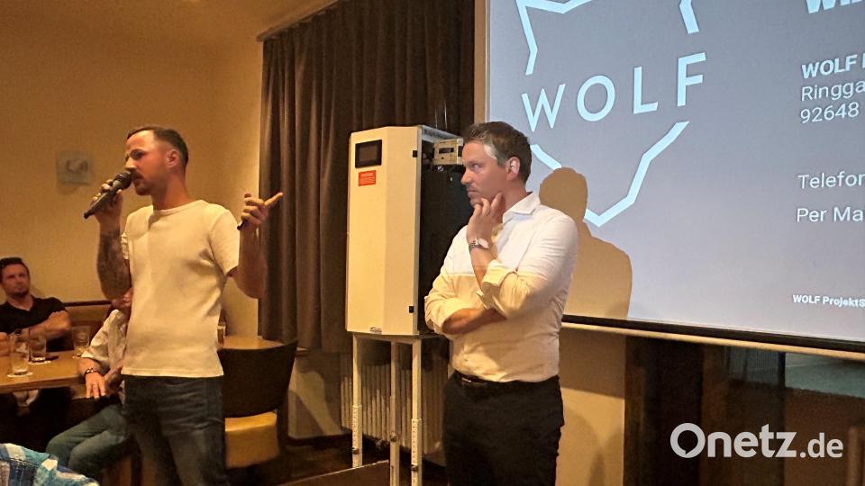 Christian Wolf (links) und Simon Achhammer erläutern die Eckpunkte des geplanten Wärmenetzes Wolf Vohenstrauß. Bild: ck