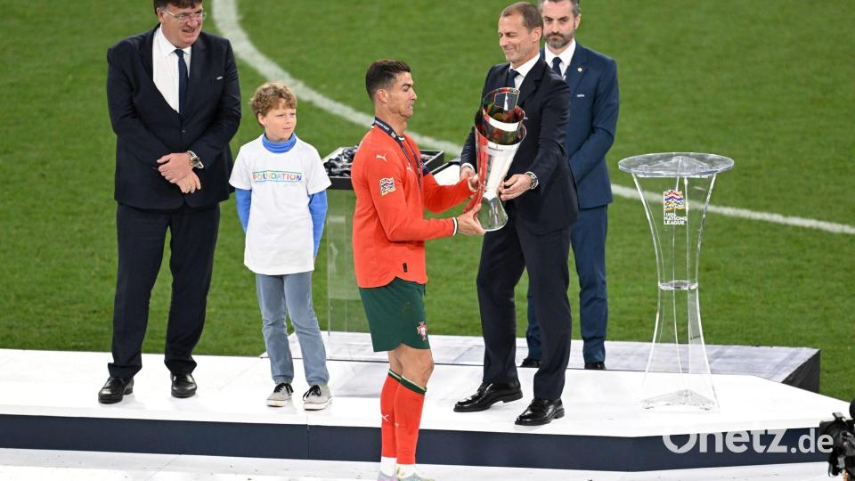 Ceferin überreicht Ronaldo die Nations-League-Trophäe. (Archivbild) Bild: Sven Hoppe/dpa