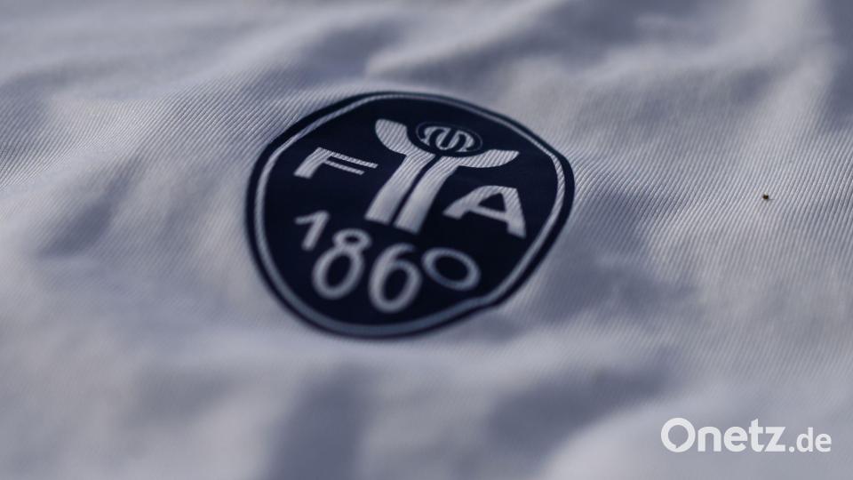 Das neue Logo ohne Löwe: Mit diesem Wappen geht 1860 München in die Regionalliga-Saison. (Archivbild) Bild: Florian Diettrich/dpa