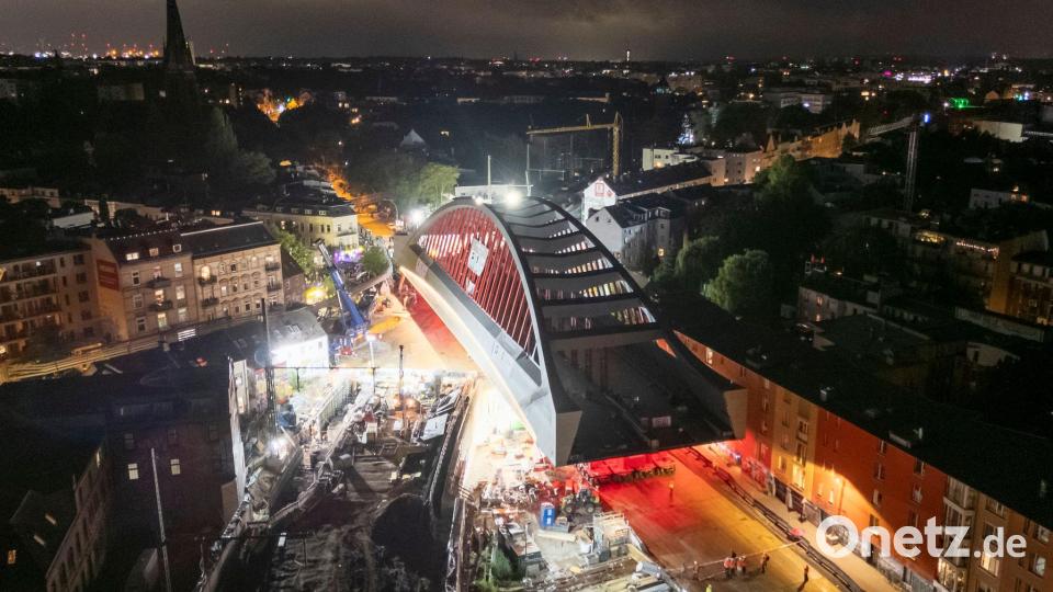 Teils waren zwischen der Hauswand und der Brücke nur 20 Zentimeter Platz. Bild: Christian Charisius/dpa