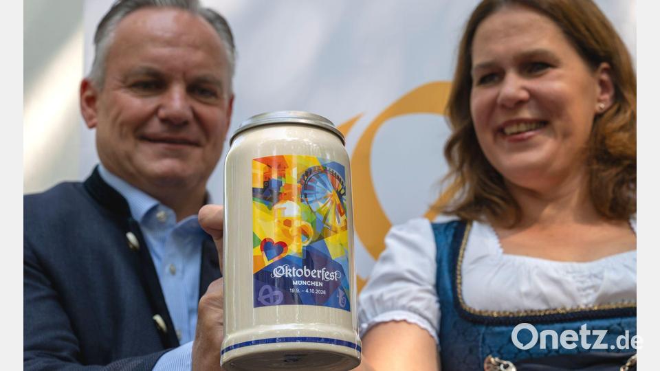 Scharpf, neuer Bierkrug und Dietl. Bild: Peter Kneffel/dpa