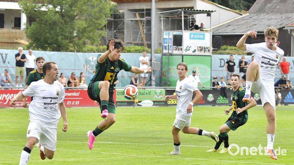 Schöne Ballannahme von Tanyel Deliboyraz (2.v.l.) von der DJK Ammerthal gegen drei Hofer Verteidiger. Am Ende mussten sich die Ammerthaler am Freitagabend mit 1:2 geschlagen geben. Bild: Hubert Ziegler