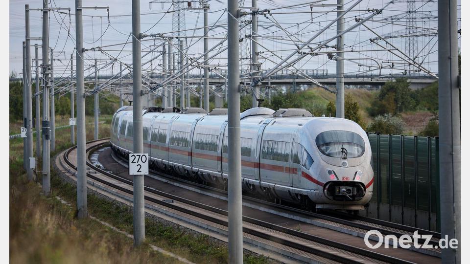 Die Bahn empfiehlt, in den Sommerferien einen Sitzplatz zu reservieren. (Archivbild) Bild: Jan Woitas/dpa