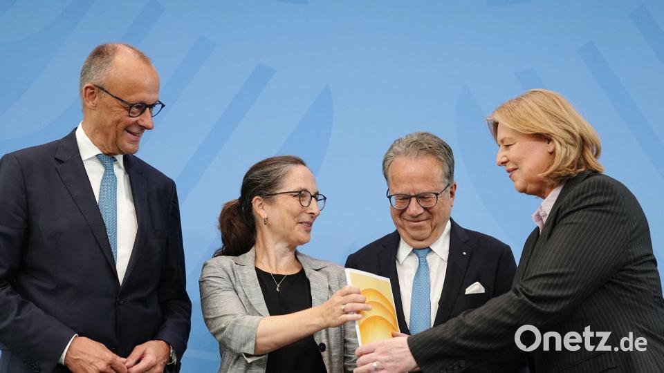 Kanzler Friedrich Merz (CDU, links) und Sozialministerin Bärbel Bas (SPD, rechts) kündigten nach der Entgegennahme der Empfehlungen der Rentenkommission an, diese ohne Abstriche umzusetzen. (Archivbild) Bild: Kay Nietfeld/dpa