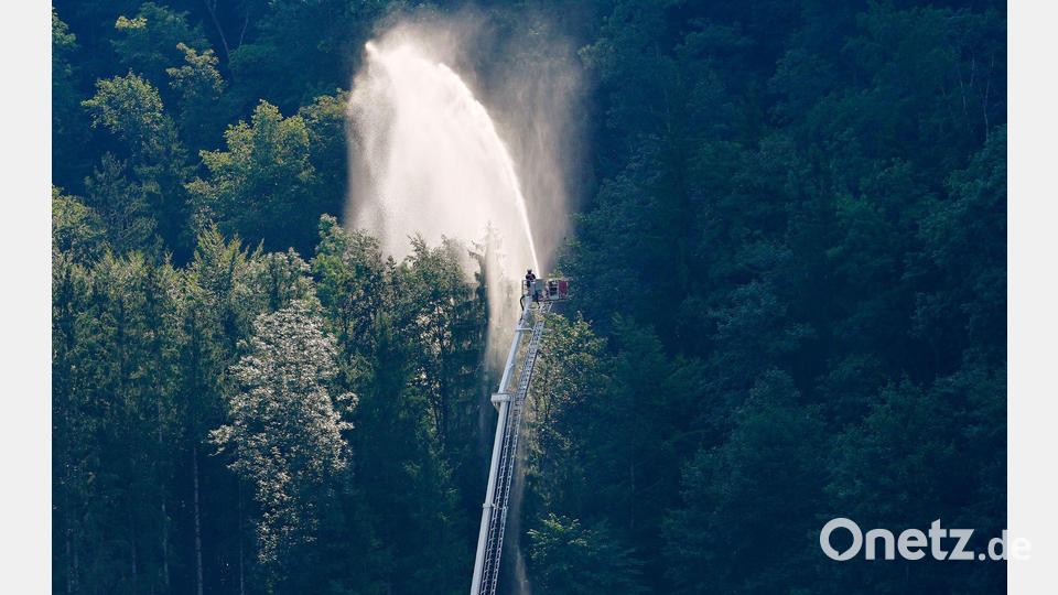 Feuerwehrleute im Einsatz in den Chiemgauer Alpen. Bild: Uwe Lein/dpa
