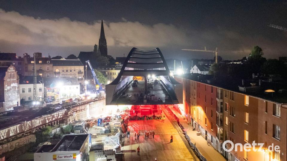 Eine Brücke schwebt durch die Stadt. Der Rohbau der neuen Sternbrücke auf dem Weg ins Ziel. Bild: Christian Charisius/dpa