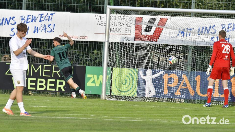 Lucas Markert dreht nach seinem Tor zum 1:0 für die DJK Ammerthal jubelnd ab. Bild: Hubert Ziegler